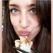 Diplomata al liceo scientifico e laureata in psicologia, do lezioni di materie scientifiche ed umanistiche ad alunni/e di scuola elementare e media, e di filosofia, psicologia e storia per i/le liceali